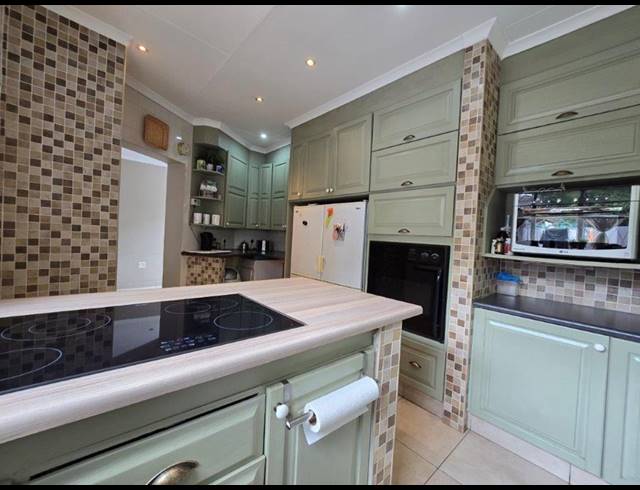 3 BEDROOM FREEHOLD FOR SALE IN BRACKENDOWNS